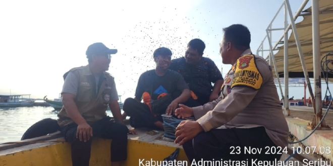 Bhabinkamtibmas Pulau Pramuka Himbau Nelayan Waspadai Cuaca Buruk dan Gunakan Life Jacket