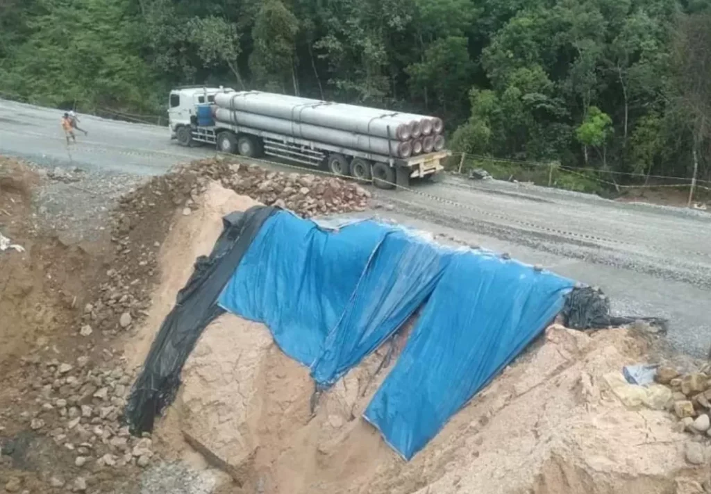 Bahu Jalan Lintas Riau-Sumbar KM 106-107 Sempat Longsor, BPJN Pasang Bronjong