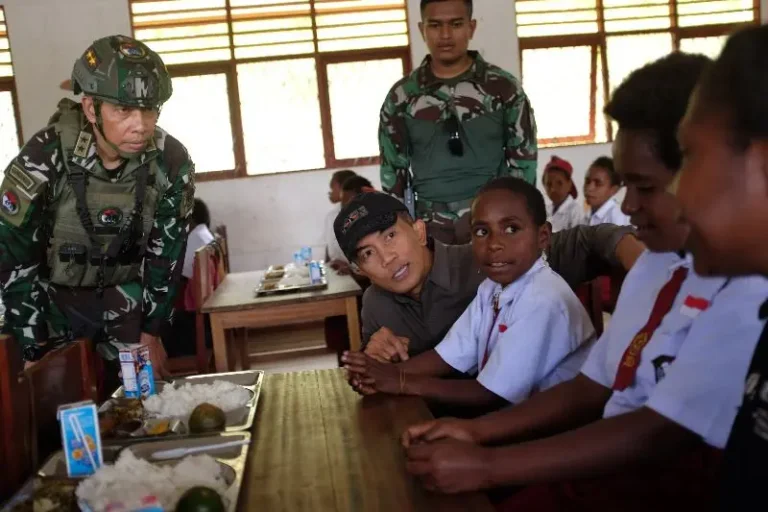 Pemerintah Tegas Pastikan Keberlanjutan Program MBG di Papua