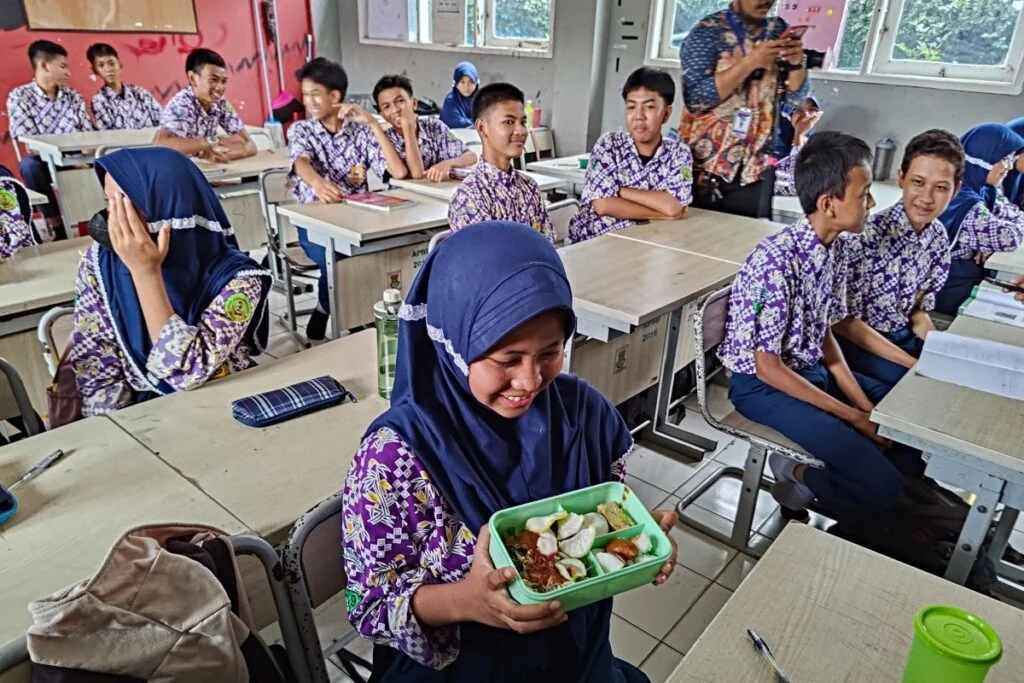Makan Bergizi Gratis Stimulus Baru Gerakan Perekonomian Nasional dan Dunia Usaha