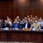 Pembuatan UU TNI Penuhi Mekanisme Perundang-Undangan dan Partisipasi PublikJakarta – Proses pembentukan Undang-Undang Nomor 34 Tahun 2004 tentang Tentara Nasional Indonesia (UU TNI) dipastikan telah mengikuti seluruh mekanisme hukum yang berlaku serta memenuhi asas keterbukaan dan partisipasi publik. Hal ini ditegaskan dalam sidang lanjutan uji formil UU TNI yang digelar Mahkamah Konstitusi (MK) pada Senin, 23 Juni 2025 di Jakarta.  Dalam sidang tersebut, Menteri Hukum, Supratman Andi Agtas menegaskan bahwa pembentukan UU TNI telah sesuai dengan ketentuan dalam Undang-Undang Nomor 13 Tahun 2022 tentang Pembentukan Peraturan Perundang-undangan (UU P3). Pemerintah telah melibatkan berbagai pihak dalam proses pembahasan RUU sejak tahun 2023.  “Pada tahun 2023, Mabes TNI melaksanakan beberapa FGD dalam rangka membahas beberapa materi yang akan menjadi materi muatan RUU TNI Perubahan. Hasil FGD yang dilakukan pada tahun 2023 tersebut menjadi bahan dalam penyusunan DIM (Daftar Inventarisasi Masalah) pada tahun 2024,” ujar Supratman.  Ia menjelaskan bahwa pemerintah juga telah menggelar uji publik yang melibatkan kementerian/lembaga, akademisi, hingga kelompok masyarakat sipil. Kegiatan itu dilanjutkan dengan rapat pembicaraan tingkat I dan II, hingga akhirnya disahkan dalam rapat paripurna DPR RI.  “Sehingga memenuhi asas keterbukaan dan meaningful participation,” tutur Supratman.  Sementara itu, dari pihak legislatif, Ketua Komisi I bidang Pertahanan DPR, Utut Adianto menjelaskan bahwa penyusunan UU TNI telah mematuhi seluruh ketentuan perundang-undangan yang berlaku. Hal ini ditegaskan bahwa Komisi I DPR menjunjung tinggi asas kedayagunaan dan hasil guna.  “Prosesnya telah melalui sejumlah mekanisme hukum acara,” kata Utut Adianto.  Ia juga menyatakan bahwa DPR menolak permohonan uji formil yang diajukan oleh para pemohon dari sejumlah fakultas hukum dan koalisi masyarakat sipil.  “Menolak permohonan a quo untuk seluruhnya atau paling tidak menyatakan permohonan a quo tidak dapat diterima,” ucap Utut.  Keterangan dari DPR dan pemerintah ini menjadi respons atas sejumlah gugatan uji formil terhadap UU TNI yang diajukan oleh mahasiswa dari Universitas Indonesia, Universitas Padjajaran, Universitas Gadjah Mada, serta koalisi masyarakat sipil. Mereka menilai bahwa proses penyusunan UU TNI kurang melibatkan publik dan tidak transparan.  Pemerintah dan DPR menunjukkan bahwa tahapan penyusunan UU TNI dilakukan secara komprehensif, bertahap, dan melibatkan banyak pemangku kepentingan. Hal ini menunjukkan komitmen untuk menghadirkan regulasi yang sah dan konstitusional.  Dengan demikian, kehadiran UU TNI yang telah melalui proses penyusunan secara transparan, partisipatif, dan sesuai dengan ketentuan hukum yang berlaku menjadi bukti nyata komitmen pemerintah dan DPR dalam menjamin tata kelola regulasi yang demokratis, akuntabel, serta berpihak pada kepentingan nasional dan masyarakat luas.  (*)