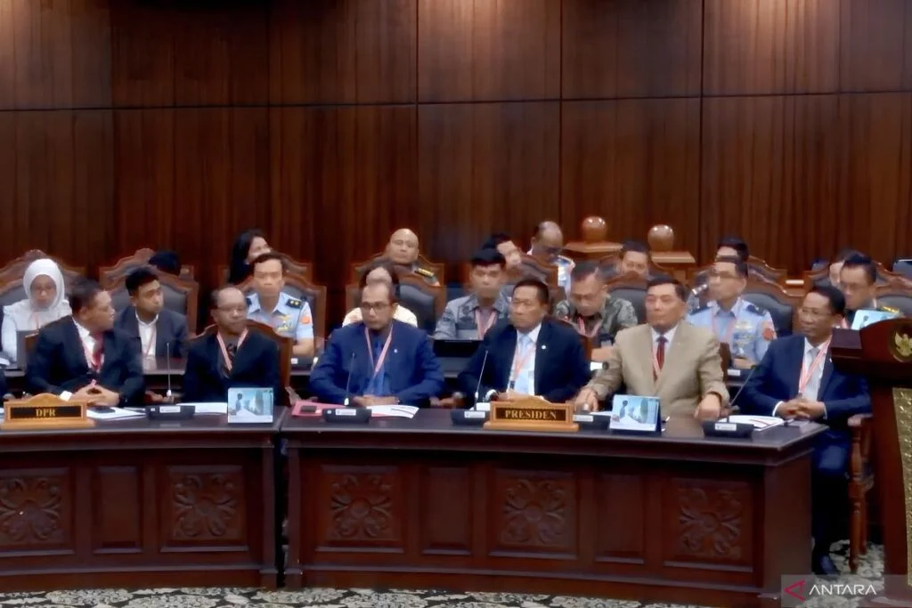 Pembuatan UU TNI Penuhi Mekanisme Perundang-Undangan dan Partisipasi PublikJakarta – Proses pembentukan Undang-Undang Nomor 34 Tahun 2004 tentang Tentara Nasional Indonesia (UU TNI) dipastikan telah mengikuti seluruh mekanisme hukum yang berlaku serta memenuhi asas keterbukaan dan partisipasi publik. Hal ini ditegaskan dalam sidang lanjutan uji formil UU TNI yang digelar Mahkamah Konstitusi (MK) pada Senin, 23 Juni 2025 di Jakarta. Dalam sidang tersebut, Menteri Hukum, Supratman Andi Agtas menegaskan bahwa pembentukan UU TNI telah sesuai dengan ketentuan dalam Undang-Undang Nomor 13 Tahun 2022 tentang Pembentukan Peraturan Perundang-undangan (UU P3). Pemerintah telah melibatkan berbagai pihak dalam proses pembahasan RUU sejak tahun 2023. “Pada tahun 2023, Mabes TNI melaksanakan beberapa FGD dalam rangka membahas beberapa materi yang akan menjadi materi muatan RUU TNI Perubahan. Hasil FGD yang dilakukan pada tahun 2023 tersebut menjadi bahan dalam penyusunan DIM (Daftar Inventarisasi Masalah) pada tahun 2024,” ujar Supratman. Ia menjelaskan bahwa pemerintah juga telah menggelar uji publik yang melibatkan kementerian/lembaga, akademisi, hingga kelompok masyarakat sipil. Kegiatan itu dilanjutkan dengan rapat pembicaraan tingkat I dan II, hingga akhirnya disahkan dalam rapat paripurna DPR RI. “Sehingga memenuhi asas keterbukaan dan meaningful participation,” tutur Supratman. Sementara itu, dari pihak legislatif, Ketua Komisi I bidang Pertahanan DPR, Utut Adianto menjelaskan bahwa penyusunan UU TNI telah mematuhi seluruh ketentuan perundang-undangan yang berlaku. Hal ini ditegaskan bahwa Komisi I DPR menjunjung tinggi asas kedayagunaan dan hasil guna. “Prosesnya telah melalui sejumlah mekanisme hukum acara,” kata Utut Adianto. Ia juga menyatakan bahwa DPR menolak permohonan uji formil yang diajukan oleh para pemohon dari sejumlah fakultas hukum dan koalisi masyarakat sipil. “Menolak permohonan a quo untuk seluruhnya atau paling tidak menyatakan permohonan a quo tidak dapat diterima,” ucap Utut. Keterangan dari DPR dan pemerintah ini menjadi respons atas sejumlah gugatan uji formil terhadap UU TNI yang diajukan oleh mahasiswa dari Universitas Indonesia, Universitas Padjajaran, Universitas Gadjah Mada, serta koalisi masyarakat sipil. Mereka menilai bahwa proses penyusunan UU TNI kurang melibatkan publik dan tidak transparan. Pemerintah dan DPR menunjukkan bahwa tahapan penyusunan UU TNI dilakukan secara komprehensif, bertahap, dan melibatkan banyak pemangku kepentingan. Hal ini menunjukkan komitmen untuk menghadirkan regulasi yang sah dan konstitusional. Dengan demikian, kehadiran UU TNI yang telah melalui proses penyusunan secara transparan, partisipatif, dan sesuai dengan ketentuan hukum yang berlaku menjadi bukti nyata komitmen pemerintah dan DPR dalam menjamin tata kelola regulasi yang demokratis, akuntabel, serta berpihak pada kepentingan nasional dan masyarakat luas. (*)