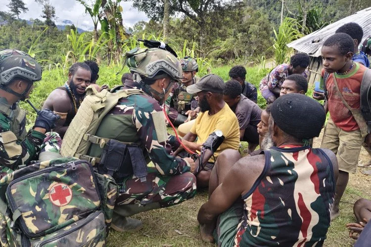 Kehadiran TNI Lindungi Masyarakat Papua dari Ancaman OPM