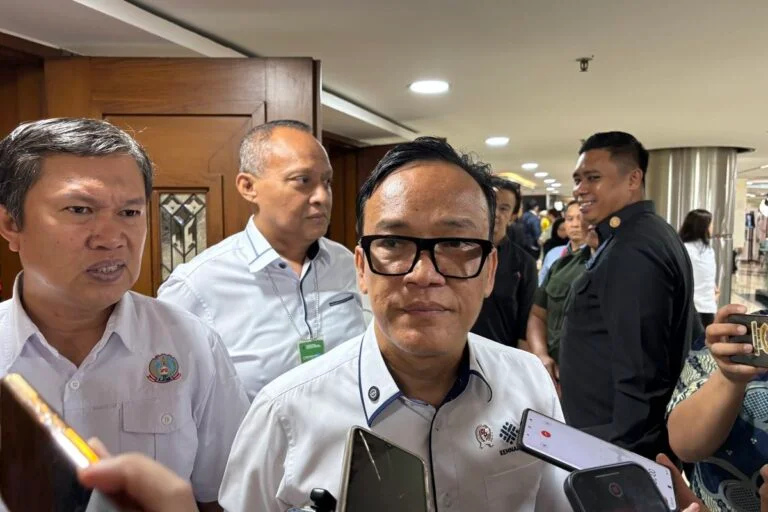 Pemerintah Tindak Tegas Mafia Regulasi Demi Masa Depan Lulusan Profesional