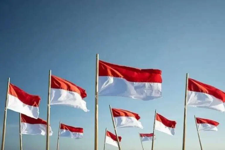 Rayakan Hari Kemerdekaan dengan Bendera Merah Putih, Bukan Simbol Lainnya