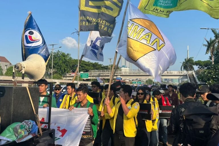 Pemerintah Nyatakan Hormat terhadap Supremasi Sipil dalamTuntutan 17+8