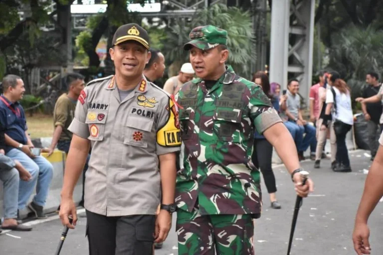TNI Polri Bersama Masyarakat Redam Isu Negatif di Ruang Publik