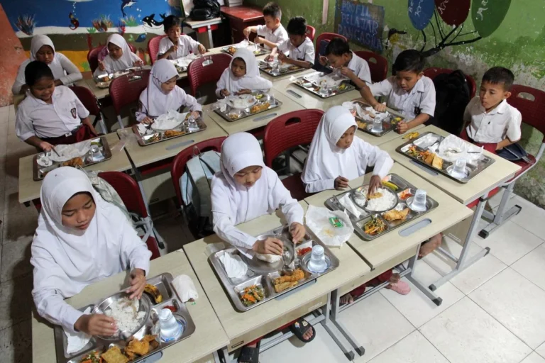Setahun Pemerintahan Prabowo Gibran Dorong MBG Serap 1.5 juta Tenaga Kerja