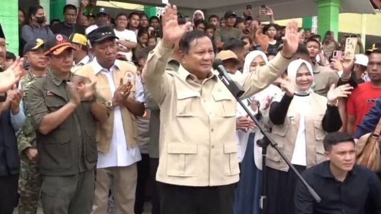 Prabowo Kunjungi Posko Pengungsian Bencana Sumatera Demi Pastikan Layanan Dasar Terpenuhi