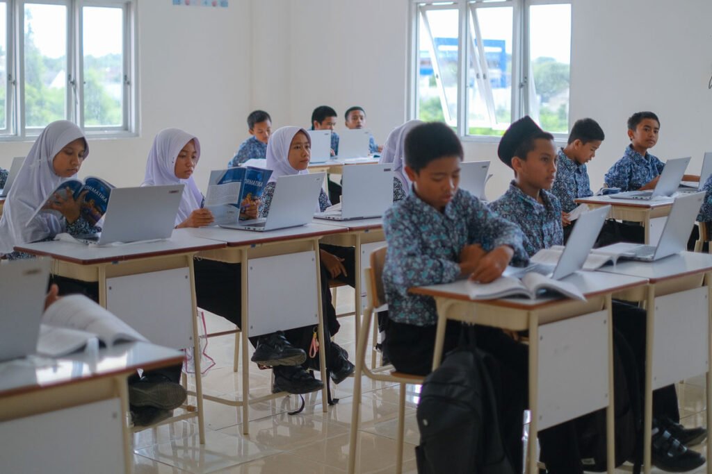Dari Lampu Merah ke Ruang Kelas: Sekolah Rakyat Nyalakan Harapan Baru Anak Jalanan