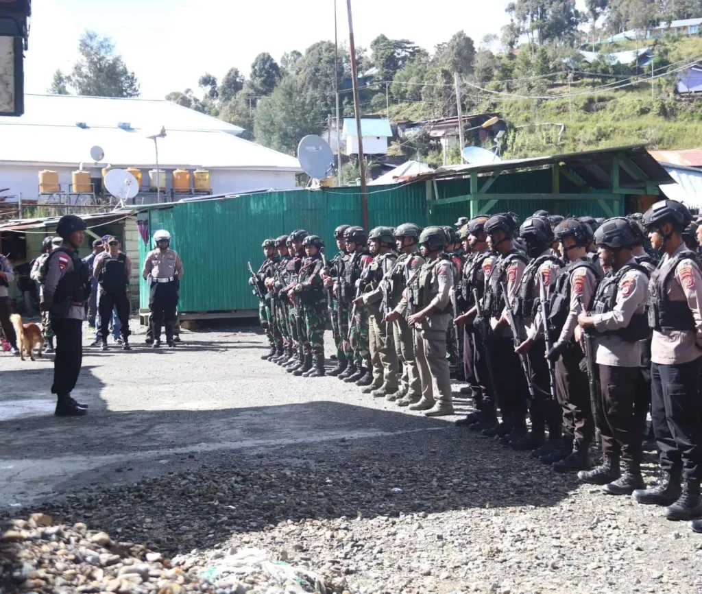 MIMIKA — Pemerintah bersama aparat keamanan terus memperkuat upaya perlindungan masyarakat di Distrik Jila, Kabupaten Mimika, Papua Tengah, menyusul dugaan penyanderaan sejumlah warga oleh kelompok bersenjata. Langkah tersebut menjadi bagian dari komitmen menjaga keselamatan warga sekaligus memastikan situasi keamanan tetap kondusif sehingga aktivitas masyarakat dan pembangunan dapat berlangsung secara berkelanjutan.  Panglima Kodam XVII/Cenderawasih Mayjen TNI Febriel Buyung Sikumbang mengatakan TNI telah menerima informasi mengenai dugaan penyanderaan tersebut. Aparat masih melakukan pengumpulan data dan informasi untuk memastikan kondisi di lapangan sebelum menentukan langkah pencarian.  banner 336×280 “Kita sudah menerima informasi itu, tetapi masih dilakukan pengumpulan data untuk mengambil langkah pencarian terhadap warga yang dibawa kelompok bersenjata,” kata Febriel di Jayapura.  Menurut Febriel, Komandan Korem 173/PVB telah berada di Mimika untuk berkoordinasi dengan keluarga warga dan Pemerintah Kabupaten Mimika. Koordinasi tersebut dilakukan untuk memastikan penanganan berlangsung terpadu serta memberikan ketenangan kepada keluarga.  “Kemarin Danrem sudah bertemu keluarga dan meminta untuk tetap tenang. Kemudian Danrem juga akan bertemu Pemkab Mimika untuk mengambil langkah penanganan,” ujarnya.  Respons keamanan juga diperkuat Satgas Damai Cartenz 2026. Kasatgas Damai Cartenz-2026 Irjen Faizal Ramadhani mengatakan personel telah dikirim ke Jila untuk memastikan informasi mengenai dugaan penyanderaan sekaligus melakukan penyelidikan.  “Kita hari ini kirim anggota ke Distrik Jila. Untuk kelompoknya kita sedang lidik,” kata Faizal.  Anggota Komisi XIII DPR Mafirion mendorong pemerintah bersama TNI dan Polri memastikan keselamatan warga. Ia menilai langkah penanganan perlu dilakukan secara cepat, presisi, dan terukur agar proses penyelamatan tetap mengutamakan keamanan korban.  Sementara itu, Ketua Bidang Organisasi dan Kaderisasi DPN PERMAHI Moh Sahrul Lakoro menekankan pentingnya perlindungan warga sipil. “Negara terus hadir memastikan masyarakat memperoleh rasa aman. Setiap langkah harus mengutamakan keselamatan warga dan dilakukan secara profesional,” ujarnya.  Kondisi geografis Jila yang berada di kawasan pegunungan menjadi tantangan tersendiri dalam pengerahan personel. Namun, koordinasi lintas institusi terus diperkuat untuk memastikan penanganan berjalan optimal.  Keamanan yang terjaga menjadi fondasi penting bagi pembangunan Papua. Dengan sinergi pemerintah, aparat keamanan, dan masyarakat, situasi di Jila diharapkan segera kondusif sehingga warga dapat kembali menjalankan aktivitas secara aman, tenang, dan produktif. (*)