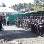 MIMIKA — Pemerintah bersama aparat keamanan terus memperkuat upaya perlindungan masyarakat di Distrik Jila, Kabupaten Mimika, Papua Tengah, menyusul dugaan penyanderaan sejumlah warga oleh kelompok bersenjata. Langkah tersebut menjadi bagian dari komitmen menjaga keselamatan warga sekaligus memastikan situasi keamanan tetap kondusif sehingga aktivitas masyarakat dan pembangunan dapat berlangsung secara berkelanjutan.  Panglima Kodam XVII/Cenderawasih Mayjen TNI Febriel Buyung Sikumbang mengatakan TNI telah menerima informasi mengenai dugaan penyanderaan tersebut. Aparat masih melakukan pengumpulan data dan informasi untuk memastikan kondisi di lapangan sebelum menentukan langkah pencarian.  banner 336×280 “Kita sudah menerima informasi itu, tetapi masih dilakukan pengumpulan data untuk mengambil langkah pencarian terhadap warga yang dibawa kelompok bersenjata,” kata Febriel di Jayapura.  Menurut Febriel, Komandan Korem 173/PVB telah berada di Mimika untuk berkoordinasi dengan keluarga warga dan Pemerintah Kabupaten Mimika. Koordinasi tersebut dilakukan untuk memastikan penanganan berlangsung terpadu serta memberikan ketenangan kepada keluarga.  “Kemarin Danrem sudah bertemu keluarga dan meminta untuk tetap tenang. Kemudian Danrem juga akan bertemu Pemkab Mimika untuk mengambil langkah penanganan,” ujarnya.  Respons keamanan juga diperkuat Satgas Damai Cartenz 2026. Kasatgas Damai Cartenz-2026 Irjen Faizal Ramadhani mengatakan personel telah dikirim ke Jila untuk memastikan informasi mengenai dugaan penyanderaan sekaligus melakukan penyelidikan.  “Kita hari ini kirim anggota ke Distrik Jila. Untuk kelompoknya kita sedang lidik,” kata Faizal.  Anggota Komisi XIII DPR Mafirion mendorong pemerintah bersama TNI dan Polri memastikan keselamatan warga. Ia menilai langkah penanganan perlu dilakukan secara cepat, presisi, dan terukur agar proses penyelamatan tetap mengutamakan keamanan korban.  Sementara itu, Ketua Bidang Organisasi dan Kaderisasi DPN PERMAHI Moh Sahrul Lakoro menekankan pentingnya perlindungan warga sipil. “Negara terus hadir memastikan masyarakat memperoleh rasa aman. Setiap langkah harus mengutamakan keselamatan warga dan dilakukan secara profesional,” ujarnya.  Kondisi geografis Jila yang berada di kawasan pegunungan menjadi tantangan tersendiri dalam pengerahan personel. Namun, koordinasi lintas institusi terus diperkuat untuk memastikan penanganan berjalan optimal.  Keamanan yang terjaga menjadi fondasi penting bagi pembangunan Papua. Dengan sinergi pemerintah, aparat keamanan, dan masyarakat, situasi di Jila diharapkan segera kondusif sehingga warga dapat kembali menjalankan aktivitas secara aman, tenang, dan produktif. (*)