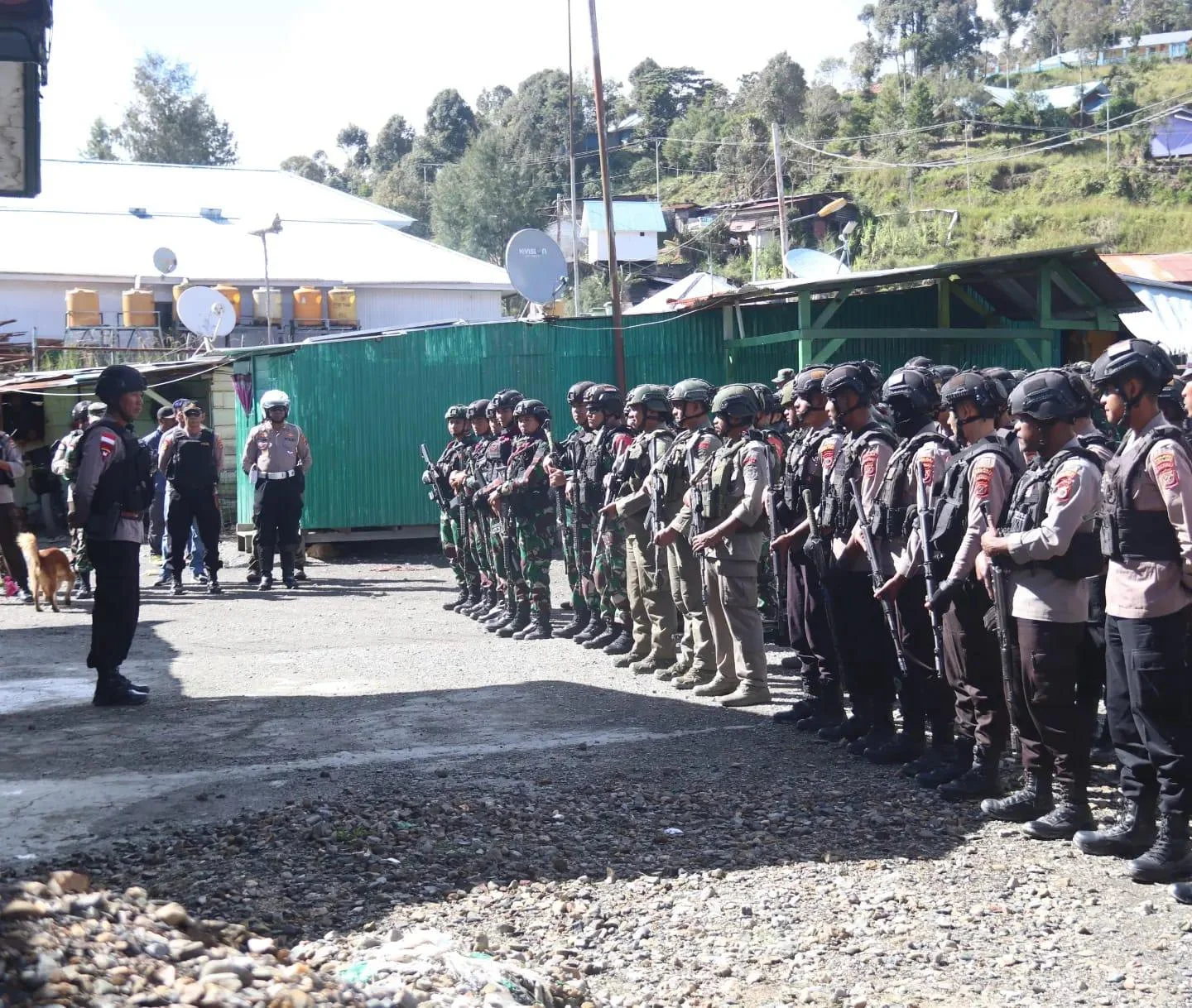 MIMIKA — Pemerintah bersama aparat keamanan terus memperkuat upaya perlindungan masyarakat di Distrik Jila, Kabupaten Mimika, Papua Tengah, menyusul dugaan penyanderaan sejumlah warga oleh kelompok bersenjata. Langkah tersebut menjadi bagian dari komitmen menjaga keselamatan warga sekaligus memastikan situasi keamanan tetap kondusif sehingga aktivitas masyarakat dan pembangunan dapat berlangsung secara berkelanjutan. Panglima Kodam XVII/Cenderawasih Mayjen TNI Febriel Buyung Sikumbang mengatakan TNI telah menerima informasi mengenai dugaan penyanderaan tersebut. Aparat masih melakukan pengumpulan data dan informasi untuk memastikan kondisi di lapangan sebelum menentukan langkah pencarian. banner 336×280 “Kita sudah menerima informasi itu, tetapi masih dilakukan pengumpulan data untuk mengambil langkah pencarian terhadap warga yang dibawa kelompok bersenjata,” kata Febriel di Jayapura. Menurut Febriel, Komandan Korem 173/PVB telah berada di Mimika untuk berkoordinasi dengan keluarga warga dan Pemerintah Kabupaten Mimika. Koordinasi tersebut dilakukan untuk memastikan penanganan berlangsung terpadu serta memberikan ketenangan kepada keluarga. “Kemarin Danrem sudah bertemu keluarga dan meminta untuk tetap tenang. Kemudian Danrem juga akan bertemu Pemkab Mimika untuk mengambil langkah penanganan,” ujarnya. Respons keamanan juga diperkuat Satgas Damai Cartenz 2026. Kasatgas Damai Cartenz-2026 Irjen Faizal Ramadhani mengatakan personel telah dikirim ke Jila untuk memastikan informasi mengenai dugaan penyanderaan sekaligus melakukan penyelidikan. “Kita hari ini kirim anggota ke Distrik Jila. Untuk kelompoknya kita sedang lidik,” kata Faizal. Anggota Komisi XIII DPR Mafirion mendorong pemerintah bersama TNI dan Polri memastikan keselamatan warga. Ia menilai langkah penanganan perlu dilakukan secara cepat, presisi, dan terukur agar proses penyelamatan tetap mengutamakan keamanan korban. Sementara itu, Ketua Bidang Organisasi dan Kaderisasi DPN PERMAHI Moh Sahrul Lakoro menekankan pentingnya perlindungan warga sipil. “Negara terus hadir memastikan masyarakat memperoleh rasa aman. Setiap langkah harus mengutamakan keselamatan warga dan dilakukan secara profesional,” ujarnya. Kondisi geografis Jila yang berada di kawasan pegunungan menjadi tantangan tersendiri dalam pengerahan personel. Namun, koordinasi lintas institusi terus diperkuat untuk memastikan penanganan berjalan optimal. Keamanan yang terjaga menjadi fondasi penting bagi pembangunan Papua. Dengan sinergi pemerintah, aparat keamanan, dan masyarakat, situasi di Jila diharapkan segera kondusif sehingga warga dapat kembali menjalankan aktivitas secara aman, tenang, dan produktif. (*)